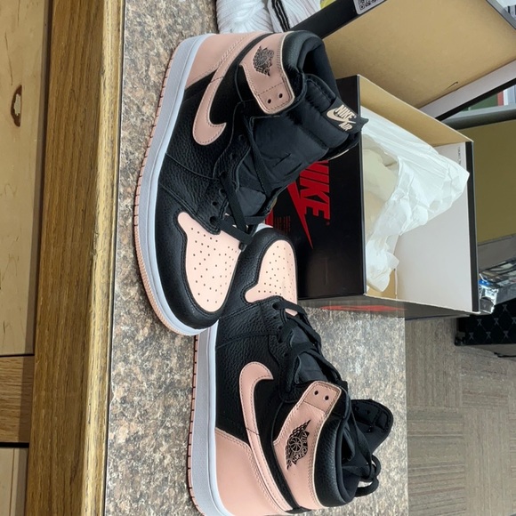 Nike Air Jordan 1 Retro - Picture 3 of 5